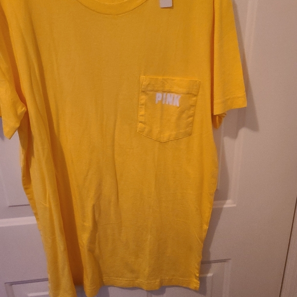 Victoria secret campus tee size large/Xtra large. - Picture 3 of 7